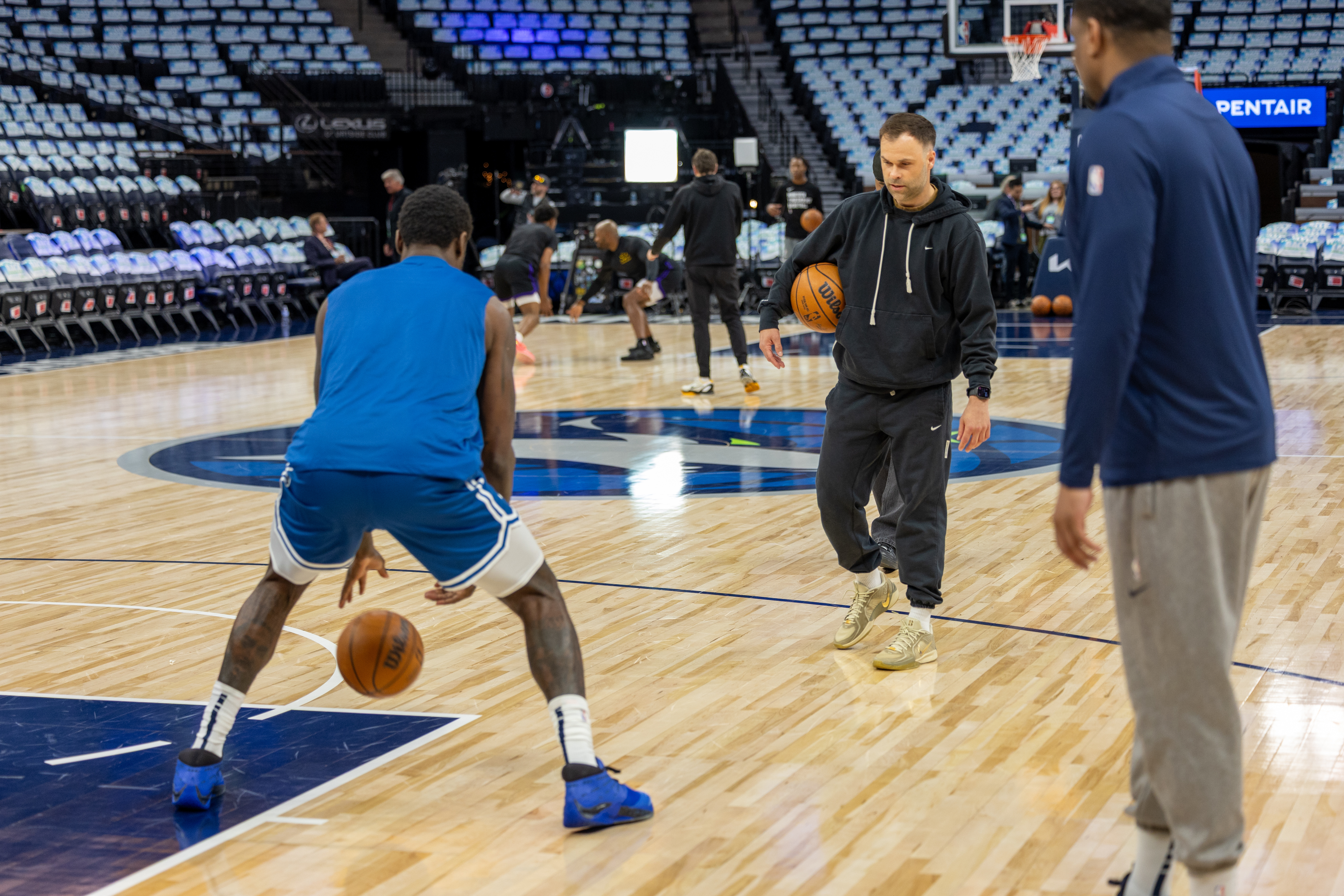 Tyler Relph on court with Julius Randle